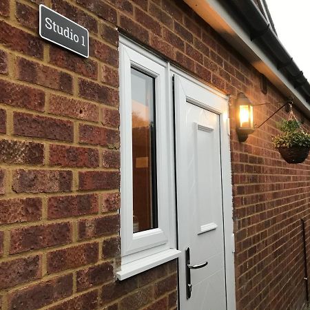 Studio-1-Staines/Heathrow/London-Own Entrance מראה חיצוני תמונה