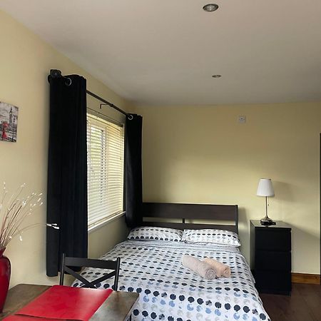 Studio-1-Staines/Heathrow/London-Own Entrance מראה חיצוני תמונה