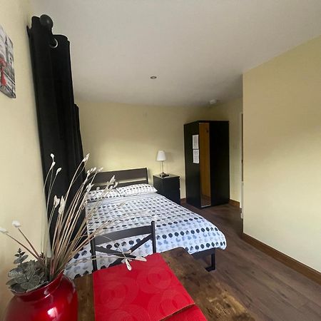 Studio-1-Staines/Heathrow/London-Own Entrance מראה חיצוני תמונה