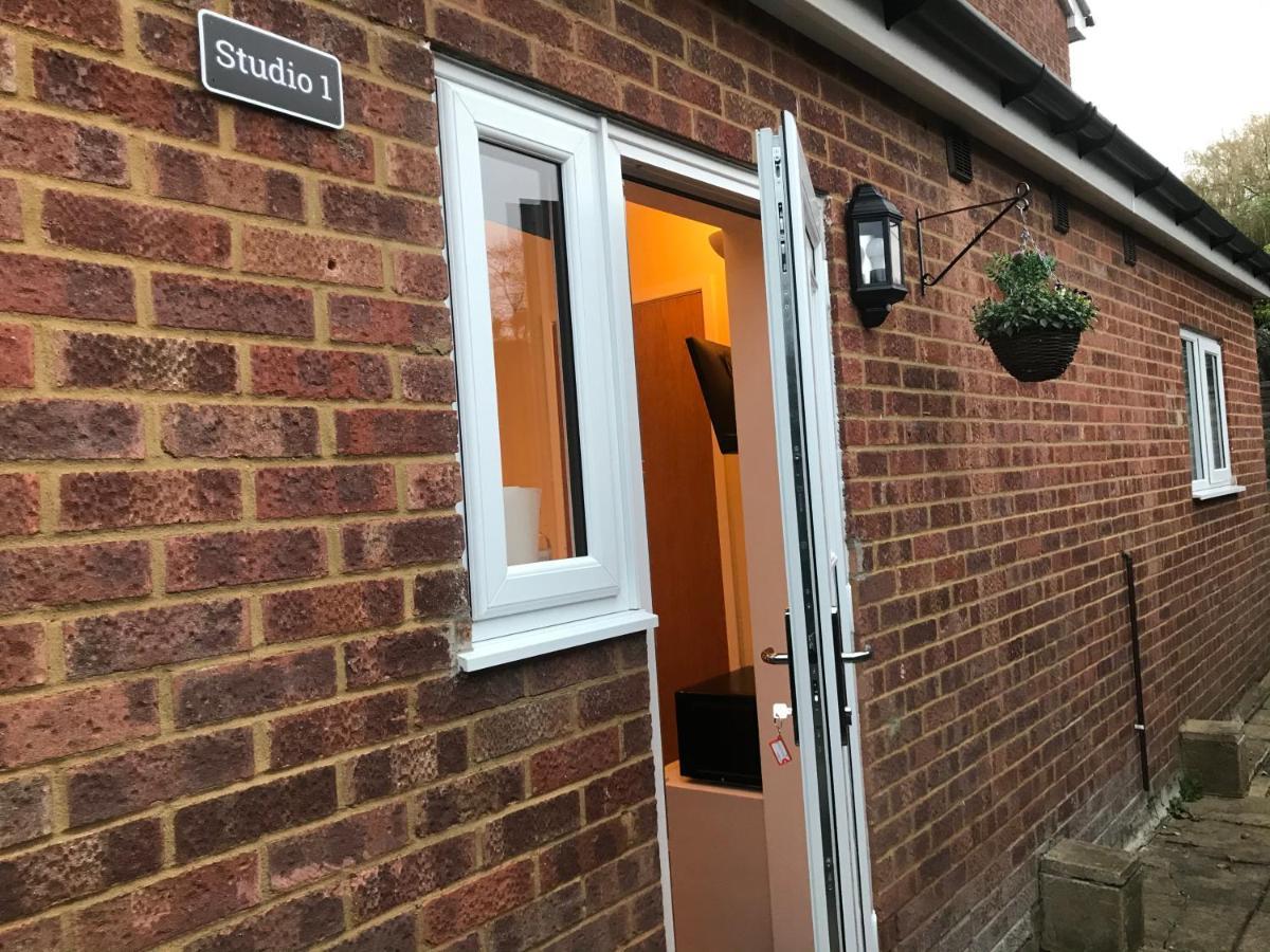 Studio-1-Staines/Heathrow/London-Own Entrance מראה חיצוני תמונה