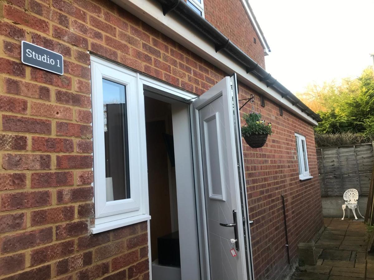 Studio-1-Staines/Heathrow/London-Own Entrance מראה חיצוני תמונה