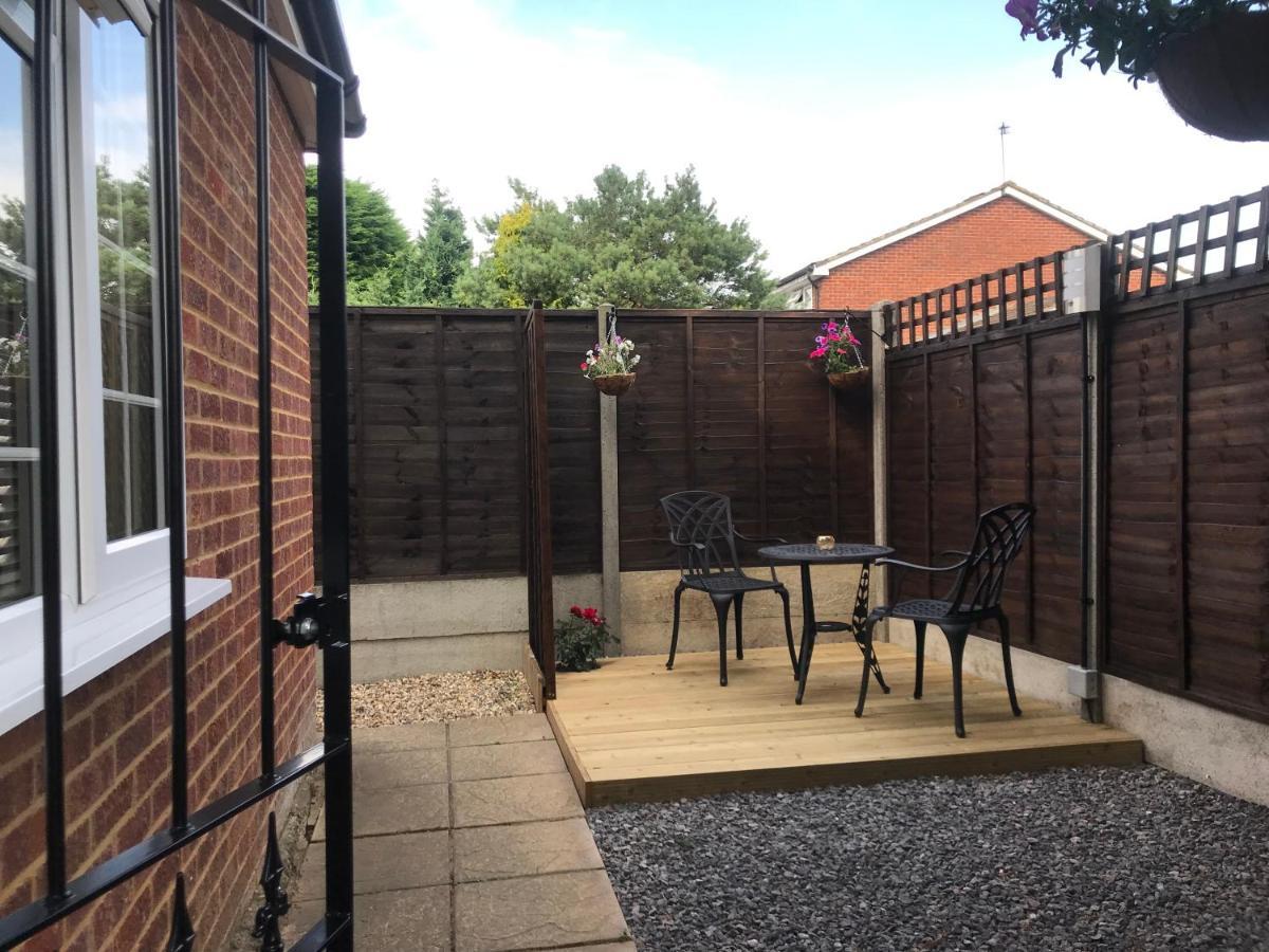 Studio-1-Staines/Heathrow/London-Own Entrance מראה חיצוני תמונה