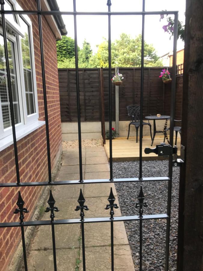 Studio-1-Staines/Heathrow/London-Own Entrance מראה חיצוני תמונה