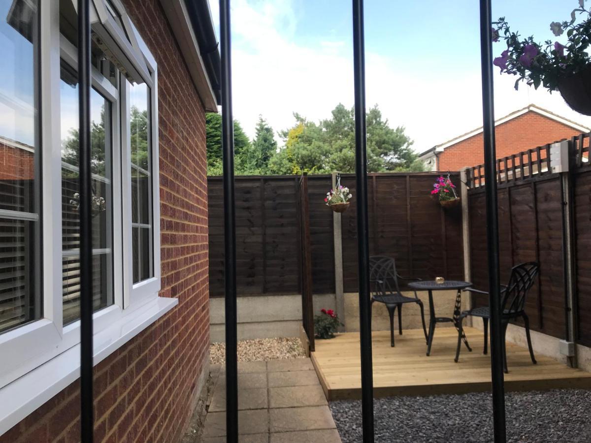 Studio-1-Staines/Heathrow/London-Own Entrance מראה חיצוני תמונה