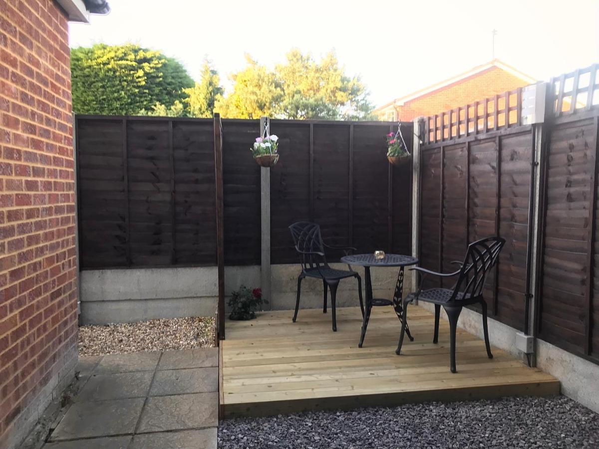 Studio-1-Staines/Heathrow/London-Own Entrance מראה חיצוני תמונה