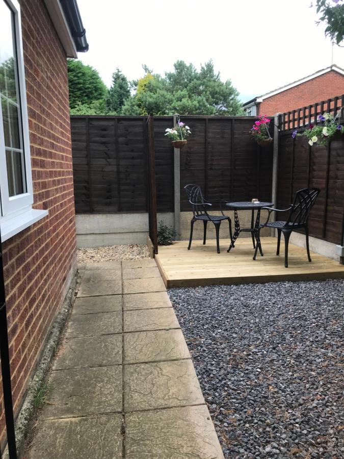 Studio-1-Staines/Heathrow/London-Own Entrance מראה חיצוני תמונה