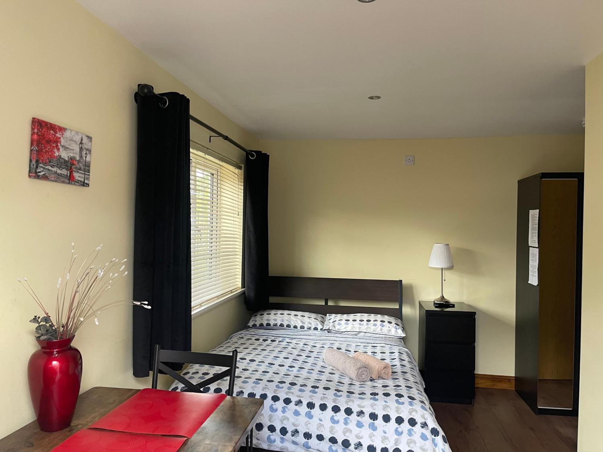 Studio-1-Staines/Heathrow/London-Own Entrance מראה חיצוני תמונה